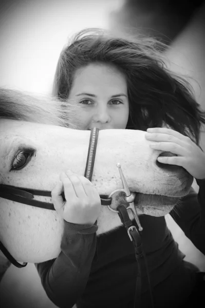 Женщина играет со своей лошадью — стоковое фото